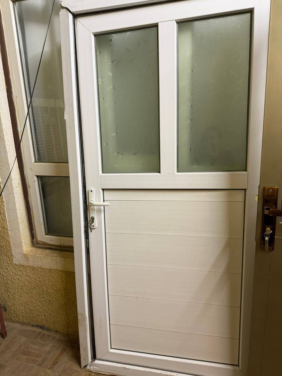 ابواب للبيع عدد٢السعر ٥٠الف الابواب كما موضح شغاله ومابيها اي خلل الاتصال ***********
