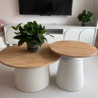 طاولتين دائريتين • سطح خشبي • قاعدة حديد