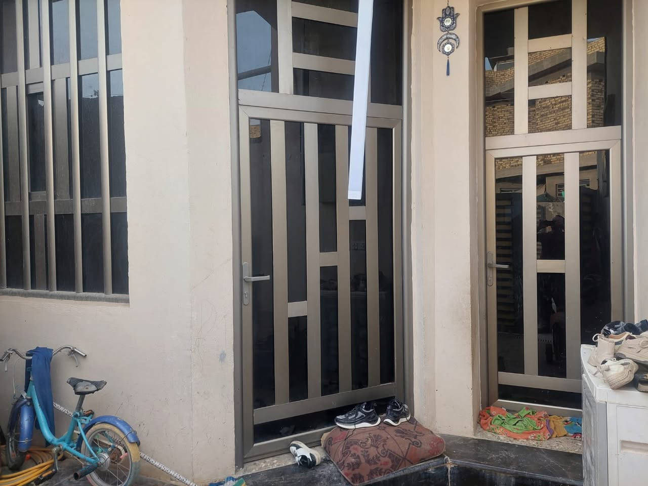 السلام عليكم 
دار للبيع ب تاجيه مكان مميز بسعر مناسب 
مساحه 100 متر مطلوب اسكان 
لاستفسار ***********
