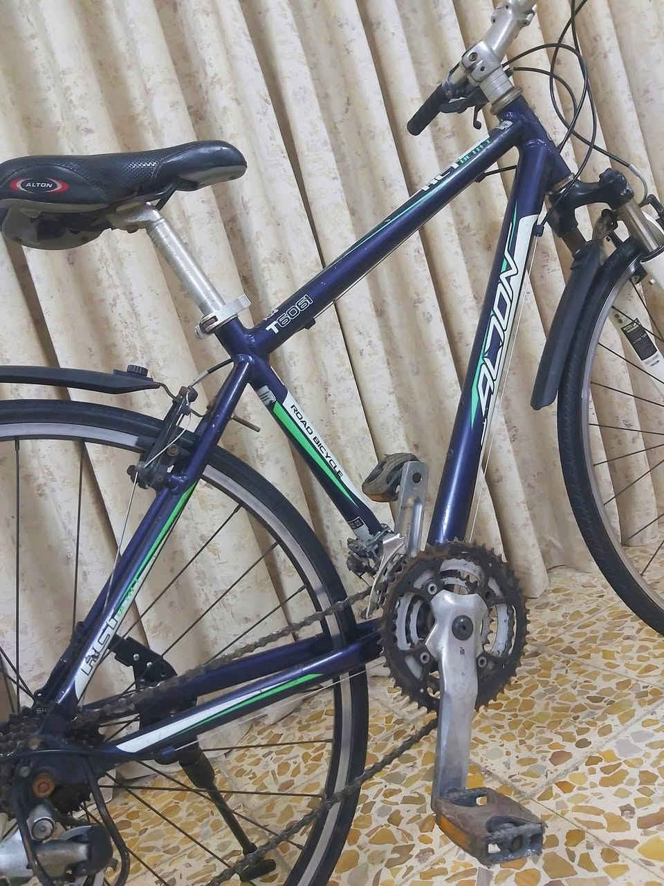 دراجة نوع 700c ماركة ALTON التون ياباني نظافة 95/% 

معدن فول المنيوم 
                          سستم شيمانو كامل 
                                                      كيورة سحب دفع 

دشالي 3امامي 7خلفي 
                                 دبل امامي سلس بالسياقة

السعر 120الف وبي مجال 

((العنوان/بغداد/البلديات)) رقم الهاتف ***********
