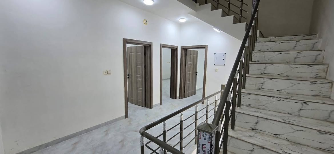 عندي بيت ١٠٠ متر للبيع زراعي سند 25 اقرار محكمة
البوبيات عمود 114 داخل الفرع يبعد عن الشارع تقريب 25م يحتوي على 4غرف واستقبال وصاله ومطبخ وثلاث صحيات
الطابق الأرضي مرمر درجة اولى
الطابق الثاني بورسلين ثقيل 2ملم
السطح فرشي
بناء جديد وبعده ما مسكون 
السعر 135 مليون
***********
