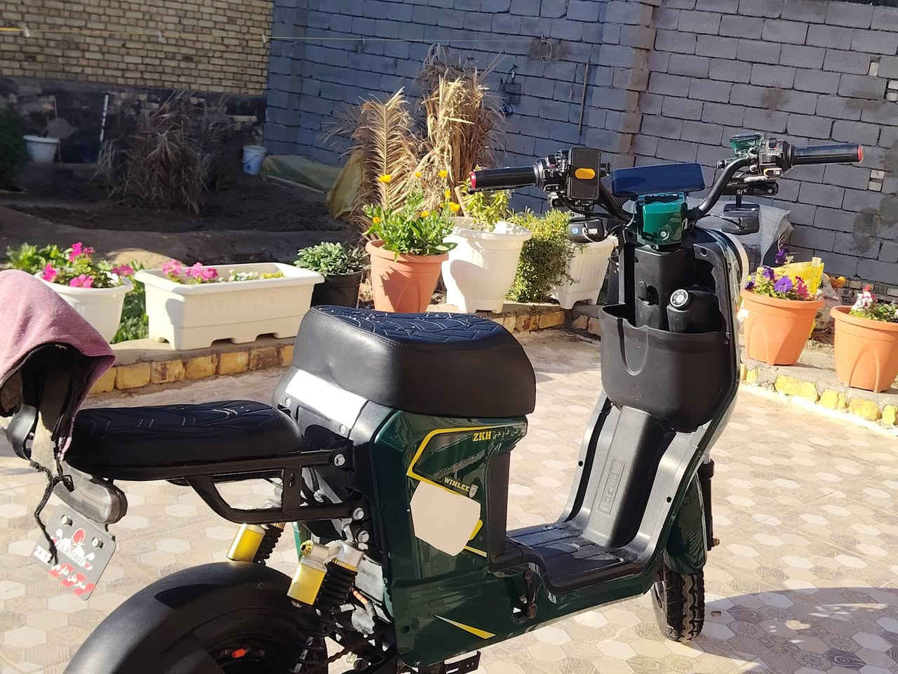 دراجة شحن R9 موديل 2025 نظافة 100 بلمية موجودة غراضها كلها من دواسات وسلة ومرايات +وياها خوذة المكان مركز الناصرية السعر راسلني خاص او على الرقم ***********
