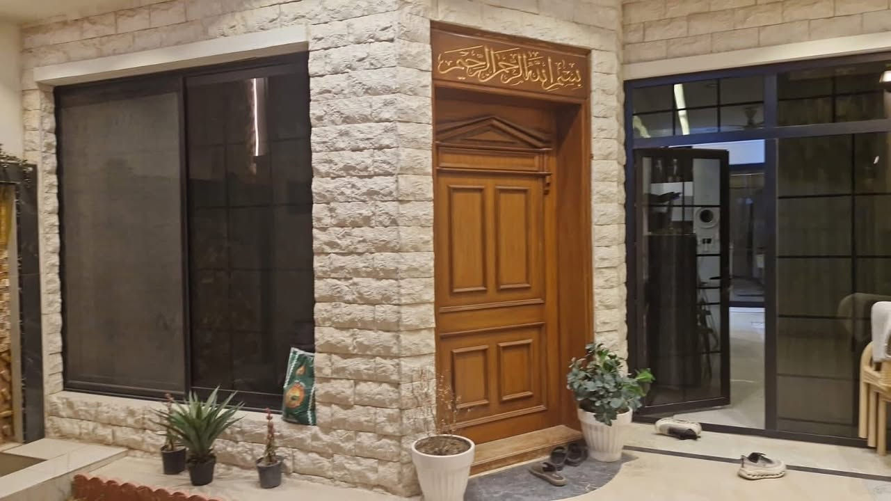 بيت للبيع  المساحه 175 م بناء حديث 2024 مودرن

الواجهه : 7 

النزال : 25 

  الطابق الاول:    صاله كبيرة + استقبال + مطبخ حارد بارد منفصل + كراج + حديقه مع نافورة + 
غرفتين نوم في الطابق الارضي  + خدمات 

الطابق الثاني : 4 غرف نوم + خدمات 

الطابق الثالث صاله + غرفه غسيل + خدمات 

البيت مزود في ماطورت حديثه عدد ٣ 

ومزود في سخانات حديثه  + نظام عزل الاصوات الخارجيه 

ومزود في سستم كاميرات حديث  

العنوان شارع فلسطين 

محله ٥٠٤ حي المستنصريه 

للاستفسار 

***********
