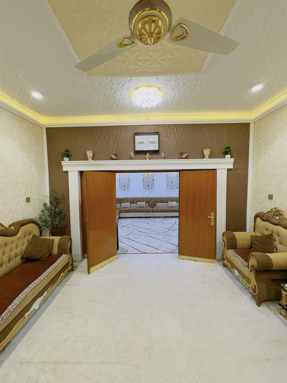 يا الله. السلام عليكم 

بيت طابو صرف بمساحة 200م. بمنطقة محيزم 4 يبعد عن شارع 80 فقط 120م. وعرض الشارع 15م. 

تفاصيل البيت كاملة داخل الصور والفيديو. للاستفسار والتفاصيل اكثر الاتصال /***********.
