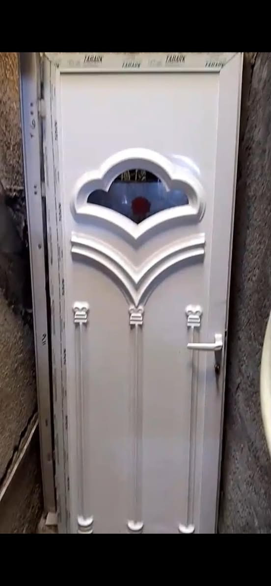 باب وجرجوبة درجة اولى 
الارتفاع 160
العرض 60
نضيف مابي شي بسعر مناسب 
للتواصل ***********
