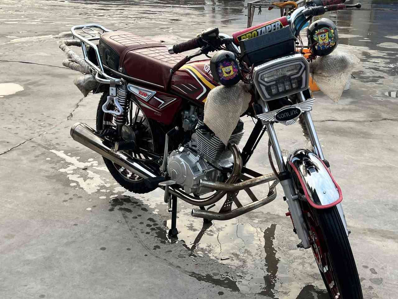 السلام عليكم ،سيفان 24 شكل ال 25 مجمبزه 
دراجه خير من الله كل شغال مبيها نقص تاخذ 
ربع ماتصرف عليها وماشيه قليل مكاني شهربان 
السعر (730) وبيها مجال حك جيه متواجد خاص 
او ؏ رقم ***********
