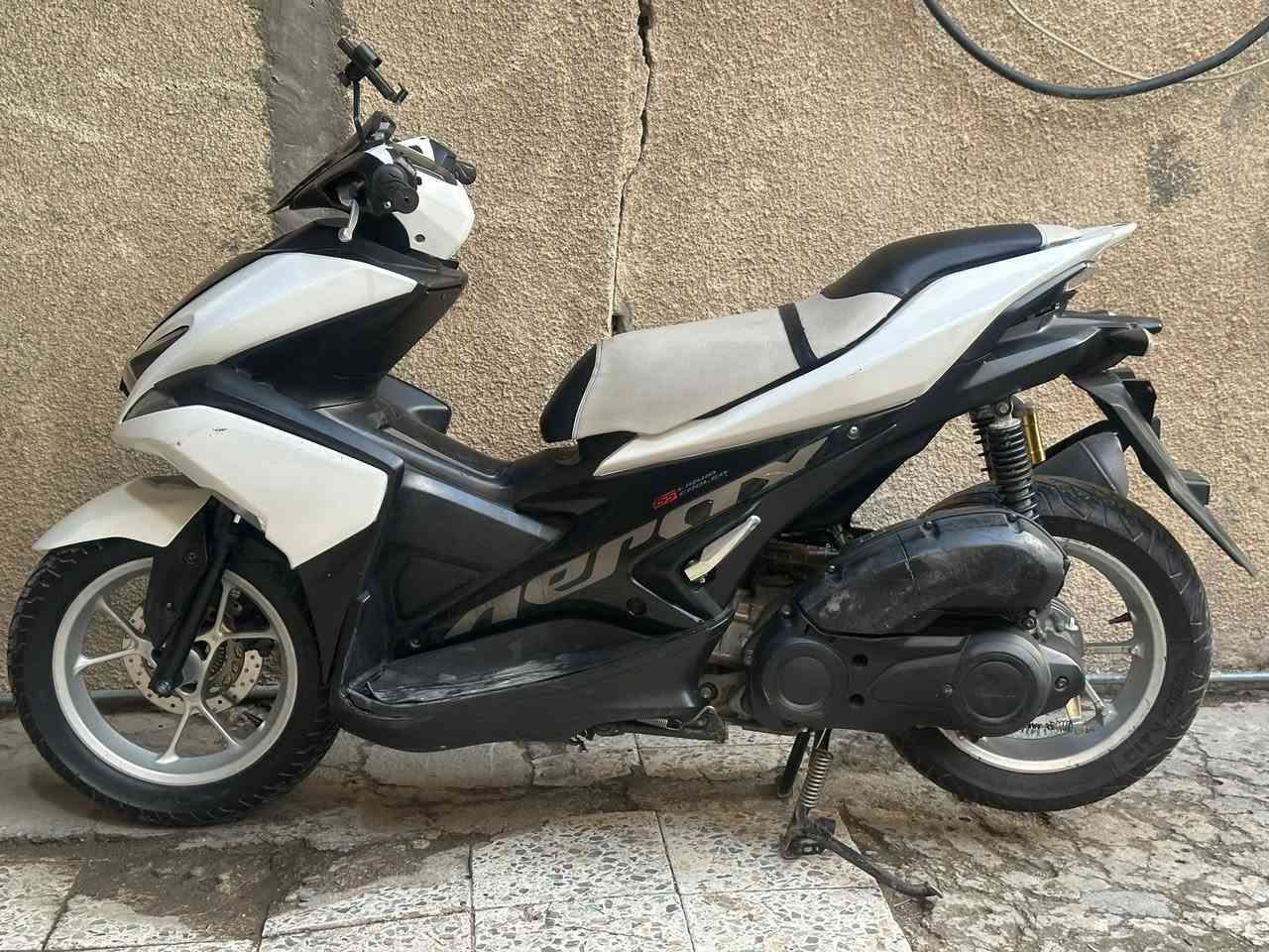 سلام عليكم
يوماها ايروكس ياباني 155cc
ماشيه 23 حقيقي 
ستان كهربائي 
شلعه ومعدل منتكمش محرك مكفول كهربائيات كلها شغاله 
نضام تشغيل مغنطه يعني نفس ال pcx
نازله من قيس كراده 
نقصها قفل ستيرن مينقفل تاخذها من باب البيت 
مكاني الشعله السعر 1.500 
***********
