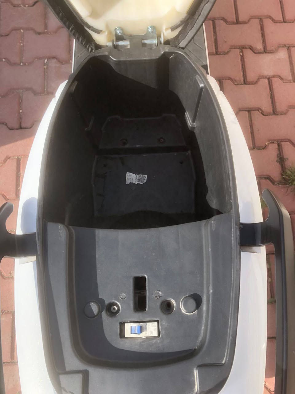 سلام عليكم دراجة شحن سكنس القرش  المواصفات
1-ملف1000

2- 3نمر

3- سرعة 45 حقيقي 

5- لايت عالي ناصي زنون 

6- اشاير يمنة سيرى

7-نضام الباركP للحماية من السرقة 

8- منفذ USP للشحن

9-هورن 

10- ابريكات الامامي دسك والخلفي بنز شغالات 

11-دبلات الامامي دهن والخلفي شغالات 

12- الدراجة بيها بصمة وسويج2

14-استان صفحة وستان  تعليگ

15- الدراجة تجي وياها مرايات 

16- تايرات جدد

17- تشغيل عن بعد 

18- جهاز اندار ضد السرقة 

19- قفل استيرن 

البطاريات 6 بحالةجيدة 100/100

الدراجة جاهزة مابيها اي نقص 

السعر ؛600 

العنوان بغداد الشعب 

***********
