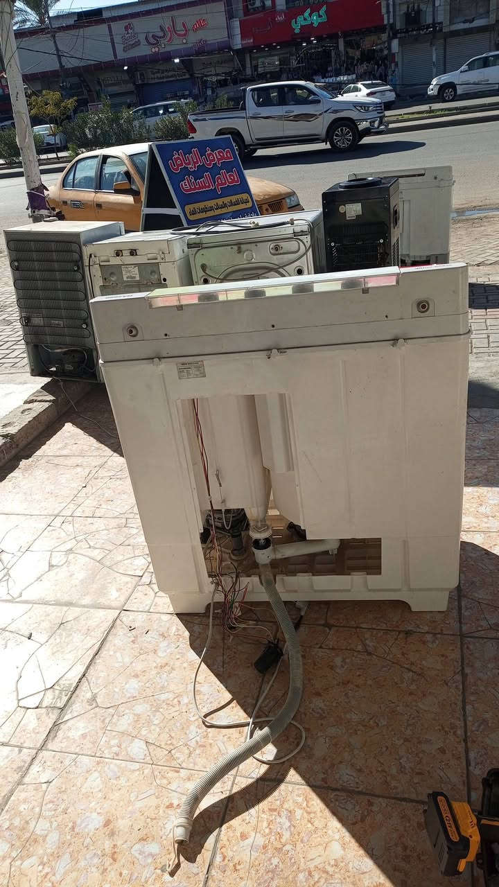 السلام عليكم 
يعلن معرض الرياض لعالم السنك 
لصيانة جميع غسالات الملابس 
ومنظومات الماء 
توجد صيانة موقعيه 
العنوان حي الجهاد 
***********
