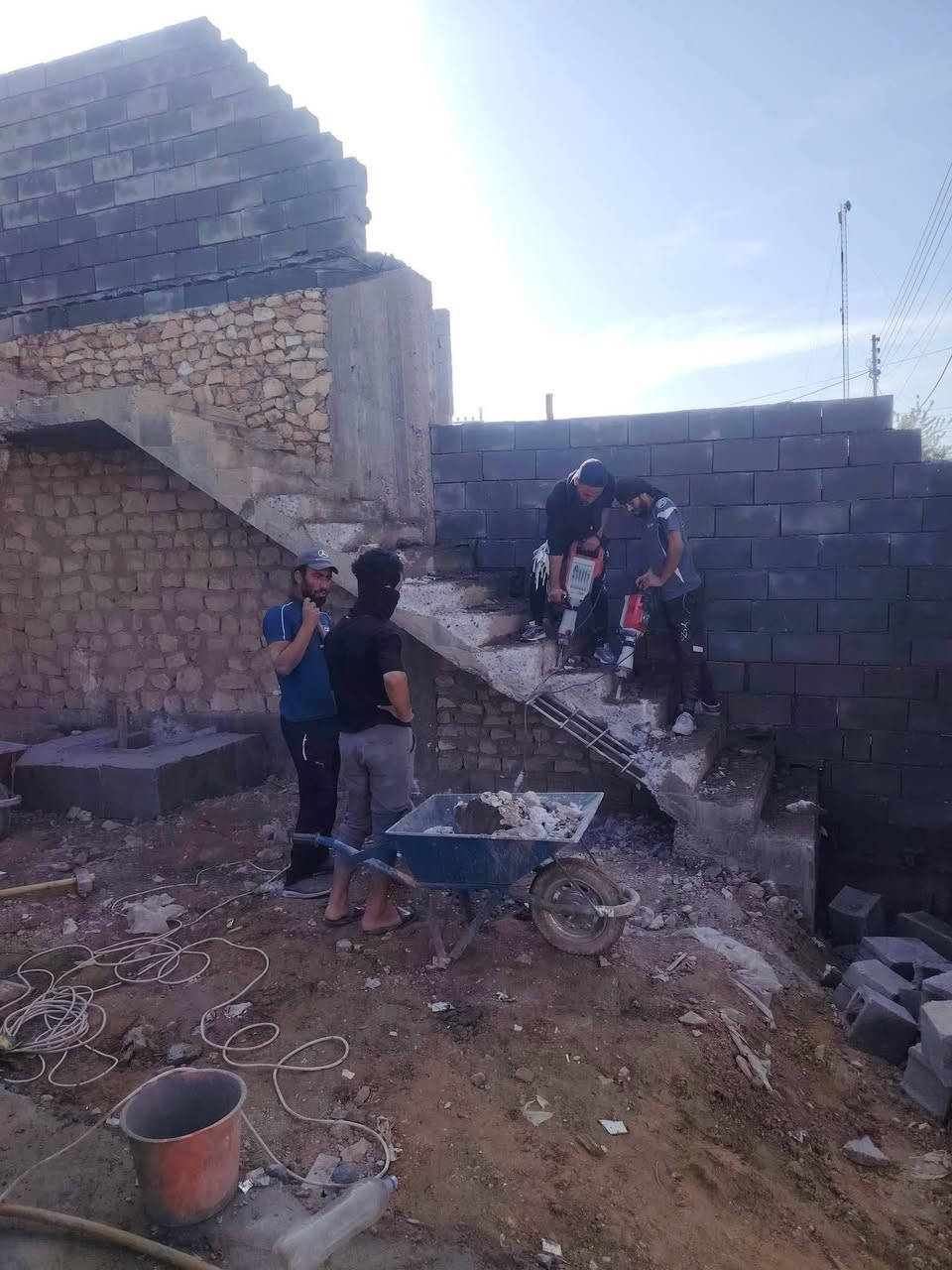 سلام عليكم  / يوجد كادر عمل جاهز  تصعيد مواد  / تنضيف بيوت  / تفليش  / تكشيط  / دفن نهري  / شقلنه ليل ونهار  / وماعليك بكلشي تاخذ شقل جاهز مني  / ومعداتنه جاهز وسياره تجيك للبيت ماعليك بس تصال على رقم/  ، ***********
