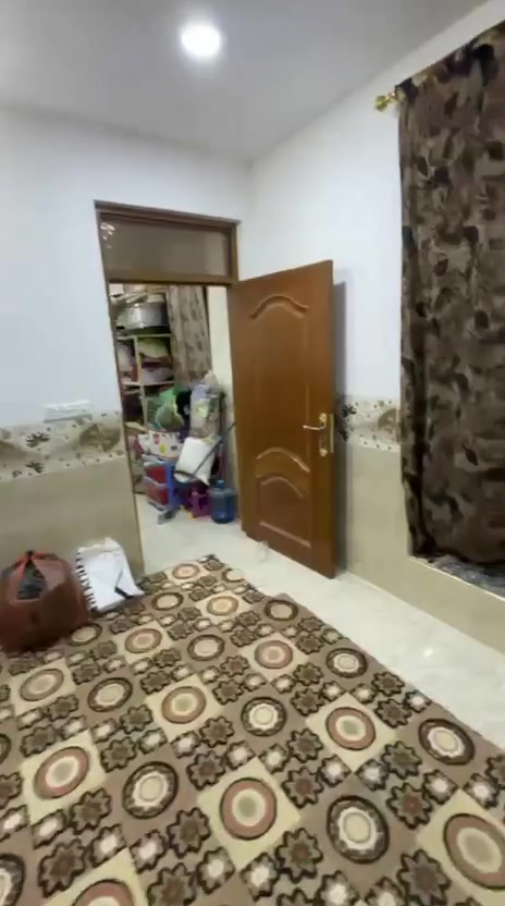 بيت البيع في حي صديق بصف مجمع بدور المساحه ١٥٠ متر طابقين قرب شارع عشرين البيت متكون من ٦ غرف نوم  بطابق الول غرفتين وطابق ثاني ٣ غرف نوم وحده كبيره حيل وطابق ثالث بيتونه وياه غرفه بيت جديد مانقصه كلشي هذا رقم مخابره وتساب ***********
