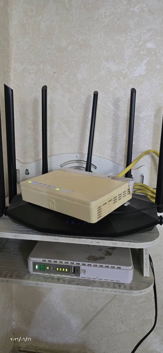 السلام عليكم
📡 راوتر Tenda AC23 للبيع
راوتر قوي وسريع من شركة Tenda مناسب للإنترنت المنزلي والألعاب والبث.
🔧 المواصفات:
تقنية Wi-Fi 5 (802.11ac Wave 2)
سرعة إجمالية تصل إلى AC2100
2.4GHz: حتى 300Mbps
5GHz: حتى 1733Mbps
معالج قوي لتحمل عدد كبير من الأجهزة
7 هوائيات خارجية قوية 6dBi لتغطية واسعة وإشارة مستقرة
يدعم تقنية MU-MIMO لتوزيع الإنترنت على عدة أجهزة بكفاءة
يدعم تقنية Beamforming لتقوية الإشارة اتجاه الأجهزة

منافذ:
1 × WAN جيجابت
3 × LAN جيجابت
دعم إعدادات متقدمة وتحكم عبر التطبيق
⚡ الأداء:
مناسب للإنترنت المنزلي حتى 1000Mbps
تغطية قوية مناسبة للبيوت الكبيرة والمتوسطة
أداء ثابت للألعاب والبث عالي الجودة
📌 ملاحظات:
جهاز نظيف وعملي جداً
يعمل بكفاءة عالية بدون مشاكل
السعر: 40 الف وبيه مجال قليل
للتواصل واتساب: ***********
العنوان: النجف الاشرف ـ الحولي
