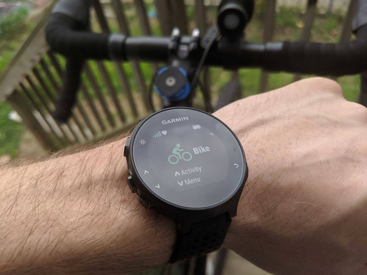 تتميز ساعة Garmin Forerunner 235 بمواصفات تقنية متوازنة تجعلها مثالية للرياضيين، خاصة العدائين، حيث تجمع بين خفة الوزن ودقة التتبع الرياضي.
Garmin Malaysia
Garmin Malaysia
 +1
إليك تفاصيل مواصفاتها وفقاً لموقع Garmin الرسمي ومنصة Amazon: 
Garmin
Garmin
 +1
التصميم والشاشة
الأبعاد الفيزيائية: 45 × 45 × 11.7 ملم.
الوزن: خفيفة جداً بوزن 42 غراماً فقط.
نوع الشاشة: شاشة ملونة بتقنية (MIP) قابلة للقراءة تحت ضوء الشمس المباشر.
حجم الشاشة: قطرها 1.23 بوصة (31.1 ملم) وبدقة 215 × 180 بكسل.
المواد: الهيكل والإطار من البوليمر المعزز بالألياف، مع حزام من السيليكون المريح والعدسة من الزجاج المقوى كيميائياً. 
Garmin
Garmin
 +4
البطارية والأداء
وضع الساعة الذكية: تصل إلى 9 أيام (مع تتبع النشاط والإشعارات ونبضات القلب).
وضع التدريب (GPS): 
 تشغيل نظامي GPS و GLONASS معاً.
الذاكرة: تخزن ما يصل إلى 200 ساعة من بيانات الأنشطة الرياضية. 
Garmin International
Garmin International
 +5
الحساسات والتتبع الرياضي
معدل ضربات القلب: مستشعر بصري مدمج (Garmin Elevate) يقيس النبض من المعصم على مدار الساعة.
أنظمة الملاحة: تدعم GPS و GLONASS لتحديد الموقع بدقة وسرعة عالية.
مقاومة الماء: تصنيف 5 ATM، مما يعني أنها مقاومة للضغط حتى عمق 50 متراً ومناسبة للسباحة والاستحمام.
مؤشرات متقدمة: تحسب الحد الأقصى لاستهلاك الأكسجين (VO2 Max)، ومستشار التعافي، وتوقع أزمنة السباقات. 
Amazon UK
Amazon UK
 +6
الميزات الذكية والاتصال
الإشعارات: عرض تنبيهات المكالمات، الرسائل، وتطبيقات التواصل الاجتماعي عند الاقتران بالهاتف.
تطبيقات Connect IQ: تتيح تخصيص الساعة عبر تحميل واجهات جديدة، أدوات، وتطبيقات إضافية من متجر جارمين.
التحكم بالموسيقى: تتيح التحكم في مشغل الموسيقى بالهاتف (مثل Spotify) من خلال أزرار الساعة.
التوافق: متوافقة مع هواتف iPhone و Android عبر تطبيق Garmin Connect. 
السعر 140


**إذا كنت صاحب هذا الإعلان وتريد حذفه لأي سبب، رجاءا أرسل رسالة إلى الدعم الفني**