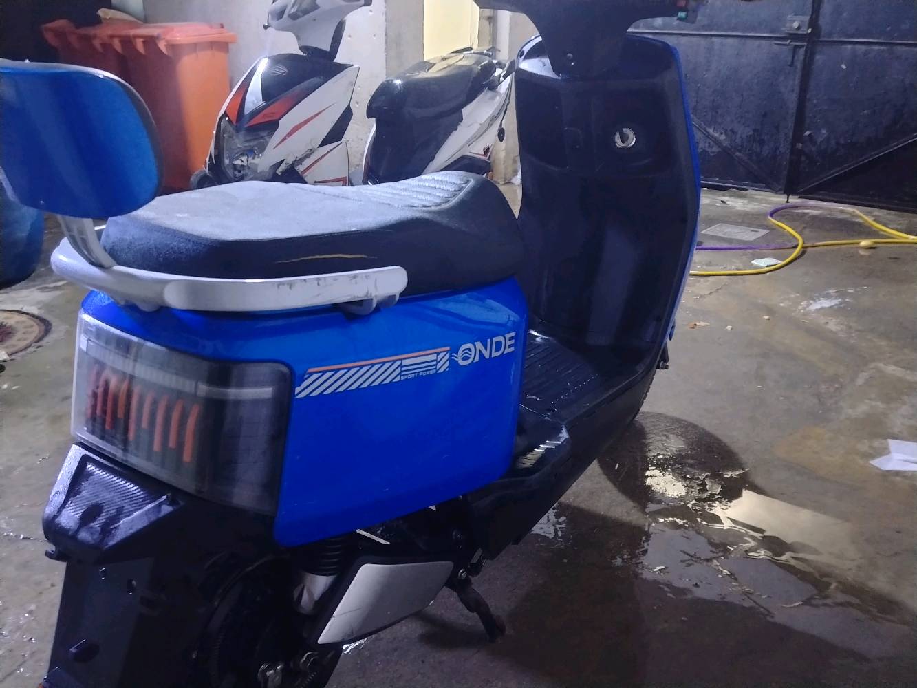 دراجة شحن للبيع كلشي مكفول بيها فقط بطاريه هابطه يعني دراجه بدون بطاريات
تاير أمامي جديد
تاير خلفي جديد
سكليتر جديد
هورن شغال
دكسات خلفيه جديده
اشاير شغاله
بك شغال
لايت عالي ناصي شغال
.. سعره ٣٥٠ وبي مجال
***********