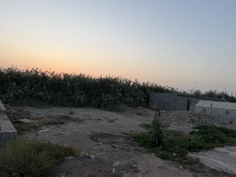 قطعة ارض للبيع زراعي مساحة٤٠٠ متر
الموقع حمزلي خلف بانزيخانت المطار 
***********
