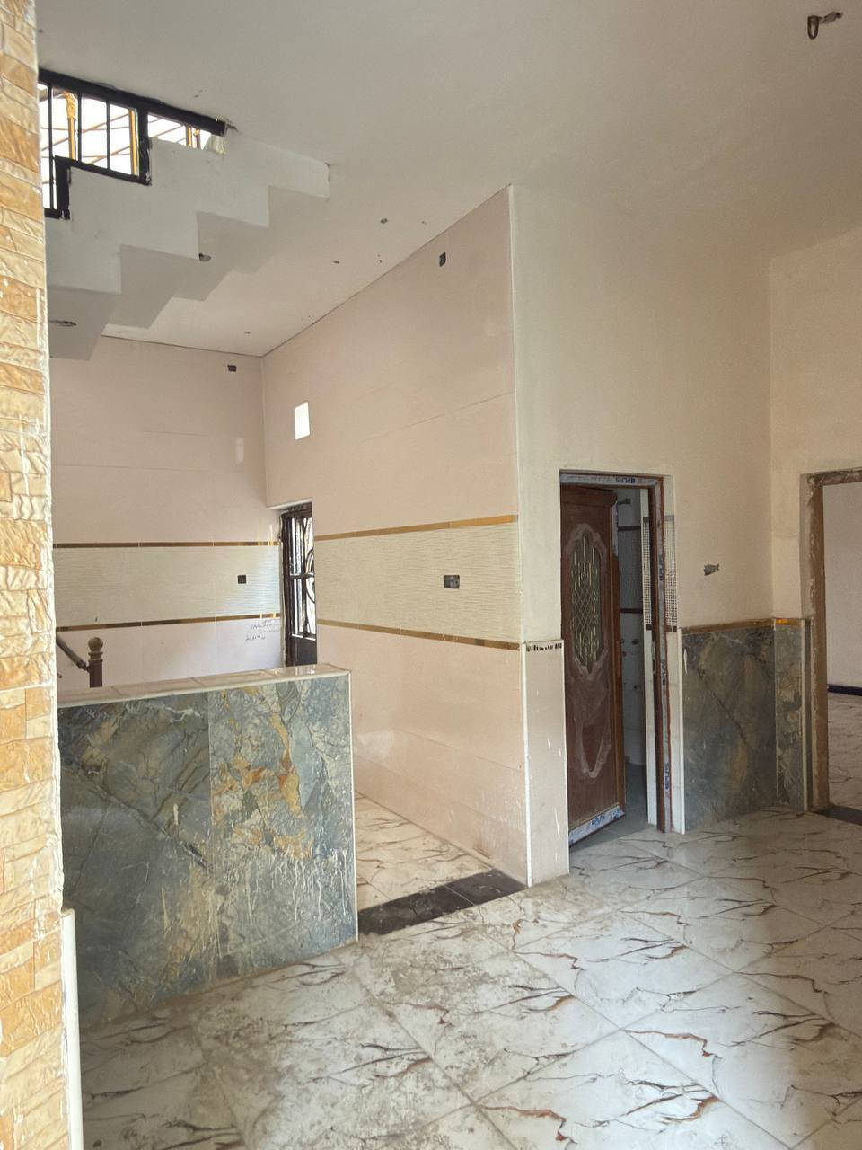 ب
بيت في حي الحسين شارع القائد جيران الركن مساحه 120 متر رقم التلفونات ***********
***********
