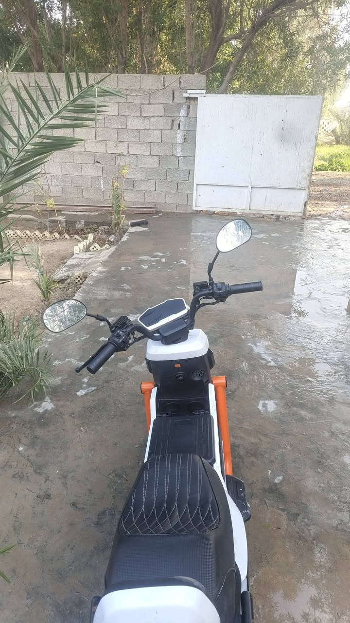 سلام عليكم دراجه شحن ماركت سيزر 
بطاره ليثيوم 
سرعه 80
دراجه خير من الله  
***********
بي وات ساب
