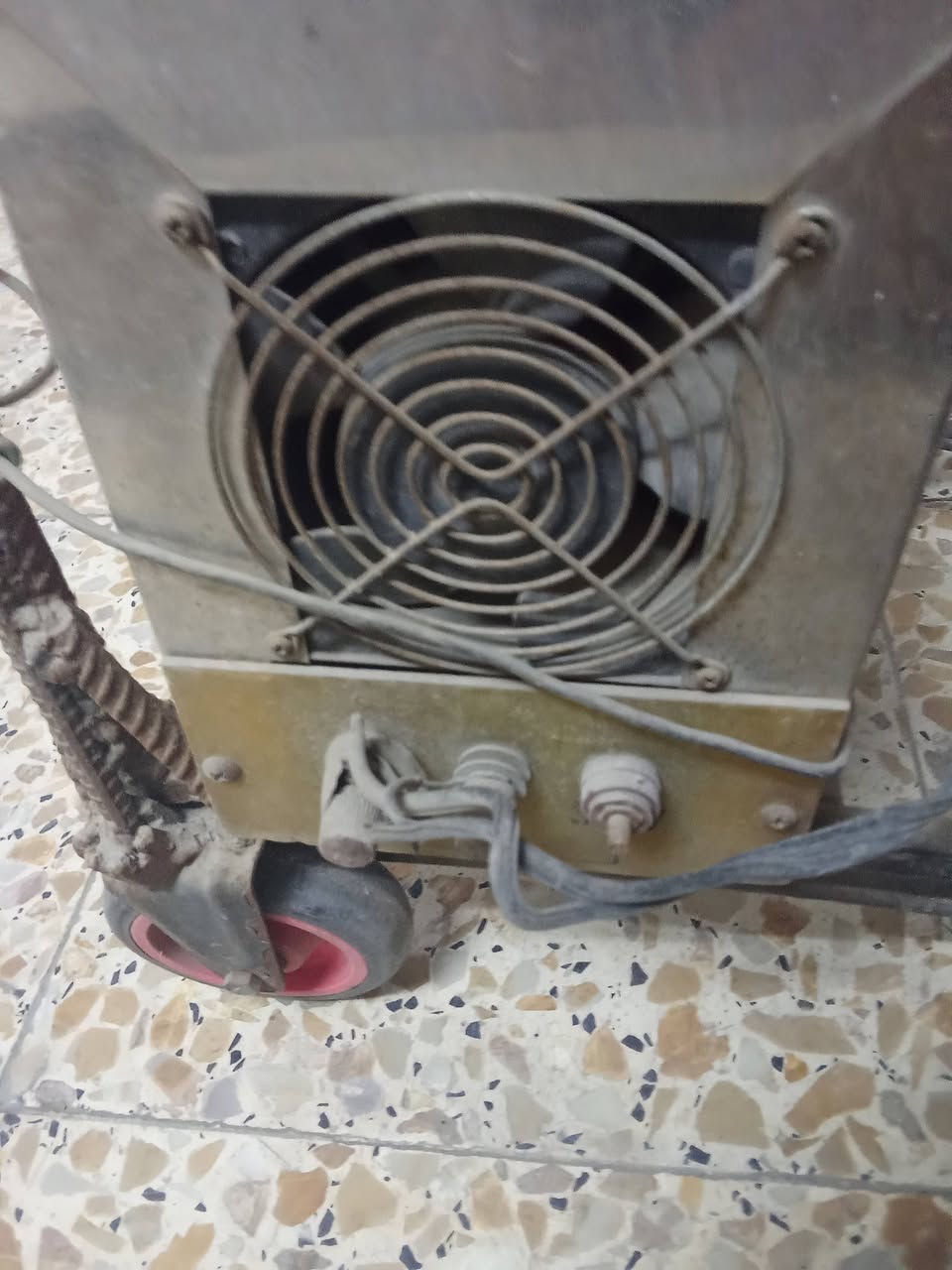 ماكنه لحيم للبيع شغاله عل الفحص السعر 50 رقم الهاتف ***********
