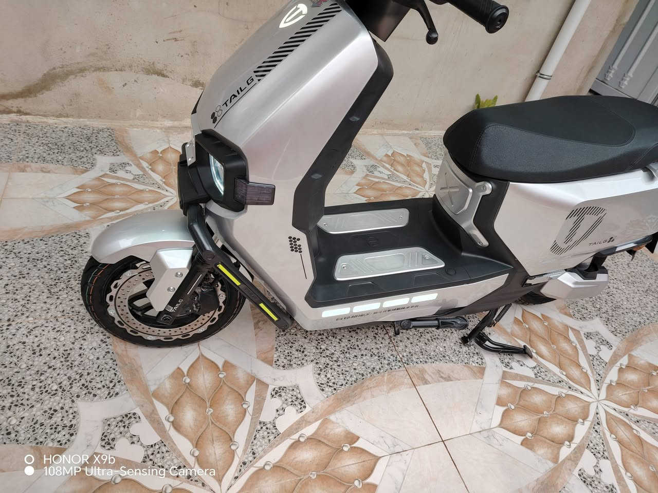 سلام عليكم ورحمة 

متاح دراجه شحن تايلج TAlLG الريان 
دراجه مستخدم 25 يوم دراجه بل كرتون 
شرط ابيعك من باب البيت مكفول من كلشي 
مكاني كوكجلي شراي اتصل ***********
وصل كتلوك شركه موجود ملاحظه بيع فقط 
السعر مليون و 100 نهايتو مليون قفل 
يذا مو شراي اعبر منشور كلشي تلكه بسوك 
كلشي مذكور بلمنشور موصفات دراجه 👇
 شركة TAILG (تايلغ):
​المعلومات العامة
​الشركة المصنعة: شركة تايلغ للعلوم والتكنولوجيا (TAILG Science and Technology Co., Ltd).
​الموديل: TL1200DT-56T
​تاريخ التصنيع: 25 حزيران (يونيو) 2025.
​المحرك والأداء
​نوع الطاقة: كهربائية بالكامل.
​قدرة المحرك المقدرة: 1.2 كيلو واط (أو 1200 واط).
​السرعة القصوى التصميمية: 51 كم/ساعة.
​رقم المحرك: TL02CYC2S6136796.
​الأبعاد والأوزان
​الأبعاد الخارجية (طول × عرض × ارتفاع): 1845 × 745 × 1150 ملم.
​قاعدة العجلات: 1325 ملم.
​وزن الدراجة (فارغة): 115 كجم.
​أقصى حمل إجمالي مسموح به: 265 كجم.
​عدد الركاب المسموح بهم: شخصان (بما في ذلك السائق).
​الإطارات والفرامل
​مواصفات الإطارات: 90/80-11 (للإطارات الأمامية والخلفية).
​عدد العجلات: 2.
​نظام التوجيه: مقود (Handlebar).
​مميزات إضافية (من الصور)
​النظام الذكي: تدعم نظام HarmonyOS Connect للربط مع الهاتف.
​الإضاءة: نظام إضاءة LED أمامي وخلفي بتصميم عصري.
​التحكم: تأتي مع ريموت كنترول للتحكم عن بعد (قفل/فتح/تشغيل) ومفتاح يدوي، بالإضافة إلى بطاقة تشغيل ذكية (NFC) يظهر شعارها على الشاشة.
​الشحن: الشاحن المرفق يعمل بجهد 72V وتيار 5A، وهي من فئة "السلسلة فائقة المدى" (Super Energy S) التي تتميز ببطارية تدوم لمسافات طويلة
