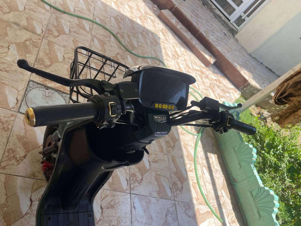 دراجه R9 2026 
بطاريات فيتنامي 5
تشغيل سويج وكارت وبصمه عن بعد
استعمال قليل 
شاحنه 150W
سرعه 70-75 حقيقي
تمشي بل شحنه الوحدة 35-40 كيلو متر
تتحمل وزن 120 كيلو حمل
اربع سرع
اشاير يمنه ويسره + دبل اشاره 
نضام R الرجوع للخلف 
 نضام P عند التشغيل
السعر 425 وبيها مجال 
المكان حله ورديه خارج


**إذا كنت صاحب هذا الإعلان وتريد حذفه لأي سبب، رجاءا أرسل رسالة إلى الدعم الفني**