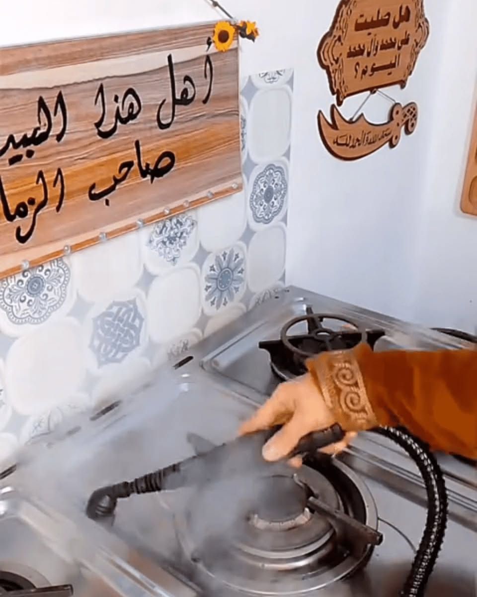 منظف بخاري محمول RAF R.1028 بقوة 1000 واط – 10 ملحقات متعددة

الاستخدامات

تنظيف وتعقيم الأرضيات، السيراميك، والرخام.

إزالة الدهون المتراكمة عن أسطح المطبخ والفرن.

تنظيف الزجاج والمرايا والنوافذ بدون مواد كيميائية.

تعقيم الحمامات والحنفيات والفواصل بين البلاط.

تنظيف الأرائك، الستائر، والمفروشات بالقماش المخصص.

إزالة الأوساخ من زوايا ضيقة يصعب الوصول إليها.

تعقيم لعب الأطفال وبعض الأسطح الصلبة بالبخار.

المميزات

قدرة كهربائية: 1000 واط لأداء قوي وسريع.

سعة خزان الماء: 350 مل.

درجة حرارة البخار: حتى 100° مئوية.

ضغط بخار أقصى: 3 بار.

معدل تدفق البخار: 25–30 غرامدقيقة.

زمن التسخين: تقريباً 3 دقائق.

تشغيل على كهرباء: 220–240 فولت | 5060 هرتز.

نظام أمان بغطاء محكم وصمام حماية للضغط.

تصميم محمول وخفيف الوزن وسهل الاستخدام.

سلك طويل بطول 250 سم لحرية حركة أكبر.

يعمل بدون الحاجة إلى مواد تنظيف كيميائية.

10 ملحقات مختلفة لتعدد الاستخدامات.

محتويات الصندوق

الجهاز الرئيسي RAF R.1028.

خرطوم مرن.

رأس بخار مستقيم.

رأس بخار منحني.

فرشاة دائرية.

قطعة تنظيف زجاج.

قاعدة مسطحة مع قماش تنظيف.

كوب قياس.

قمع تعبئة.

حلقات مطاط احتياطية.

الملاحظات

لا يُفتح غطاء الخزان أثناء التشغيل أو قبل تفريغ الضغط.

يُستخدم ماء عادي فقط داخل الخزان.

يُنتظر حتى يبرد الجهاز قبل إعادة التعبئة.

يُفصل الجهاز عن الكهرباء بعد الانتهاء من الاستخدام.

يُحفظ بعيداً عن متناول الأطفال.

للحجز والاستفسار مراسلة الصفحه 🫥


**إذا كنت صاحب هذا الإعلان وتريد حذفه لأي سبب، رجاءا أرسل رسالة إلى الدعم الفني**