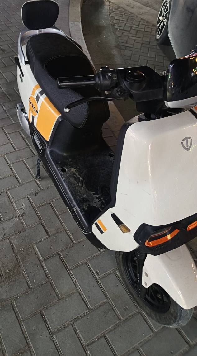 السلام عليكم دراجه شحن للبيع الدراجه نضيفه عالفحص البطاريات جديده وياه وصل ضمان بالبطاريات شهرين كلشي شغال السعر 800قفل لأن البطاريات جديده رقم التليفون ***********بي واتساب المكان بغداد
