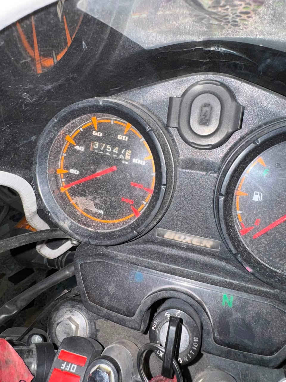 السلام عليكم شباب بوكسر كلاسك ٢٠٢٢للبيع رقم بغداد أنكليزي بأسم شرط التحويل الدراجة نضيفه خير من الله محرك ناعم لا تبخير ولا تنقيص بيه نقص واحد صفاحيه مال باتري بس دبلات امامي جديد شركه لايت زنون مكان بغداد
هاذا رقمي *********** 
السعر ١٨٥٠ وبيه مجال كلش قليل التصوير ضالهم
