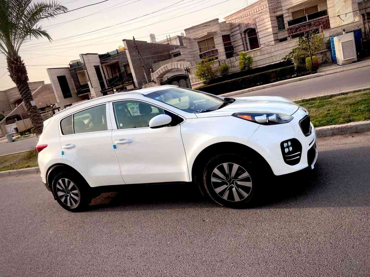 سبورتج موديل 17 اخت لكلين بدون اي دواخل بنيد رش فقط صور حادث موضحه  محرك 2400 بااسمي تبريد بي ضعف بدون ليك السعر 155 وبيهه مجال لشراي مراواس باحدث مكاني سيديه ***********
