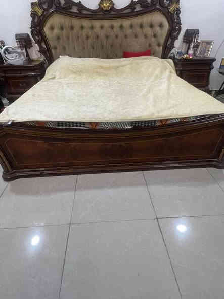 السلام عليكم غرفة للبيع مصرية دمياطي الخشب الثقيل تحتوي عل جرباية نفرين وكنتور يحتوي 6 ابواب واربع جرارات وتحتوي عل ميز تواليت وميز عالي وقطعتين كومدي وياها صوماية صارلي شهر من مسويها  الغرفة يحتاجلها ترتيب بس كم جرارة يحتاج تتصلح سعرها 350 وبيها مجال الي يعجبه يجي يشوفها وللعلم الصوماية وحدها سويتها ب 150 الف لان هاي الغرفة اكبر من الغرف البقية مكاني بغدا الغزالية ***********
