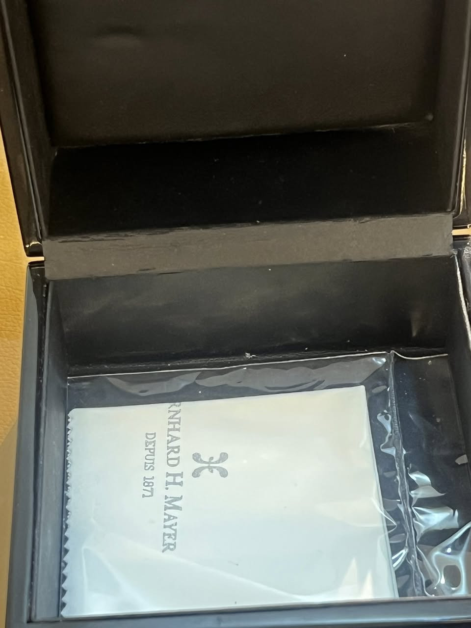 ⌚ ساعة رجالية فاخرة للبيع

ساعة أصلية من ماركة Bernhard H. Mayer السويسرية 🇨🇭
تصميم أنيق وفخم يناسب الاستخدام اليومي والمناسبات

✨ المواصفات:
 • ستايل كلاسيك راقي
 • كرونوغراف (3 عدادات داخلية)
 • تاريخ مدمج
 • سوار ستانلس ستيل
 • Swiss Made

📦 الحالة: جديدة غير مستخدمة 

💰 السعر: 500 دولار (قابل للتفاوض البسيط)

📍 الموقع: بغداد

📞 للاستفسار والتواصل ***********

فرصة مميزة لعشاق الساعات الفخمة
