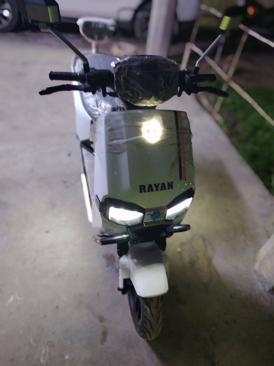 سلام عليكم دراجه شحن نوعيه ريان الحجم الكبير دراجه جديده بمعنى الكلمه ما صار شهر من اخذتهه دراجه تخبل نعومه وسرعه كلش قويه سرعته 90 شرط تمشي تسعين وعداده حقيقي ميه بل ميه الدارجة كامله من كل النواحي 
سعره خاص والشري يشلع عيوني  وهذه رقمي ***********  ما متواجد عله الفيس متواجد واتساب أيضا
