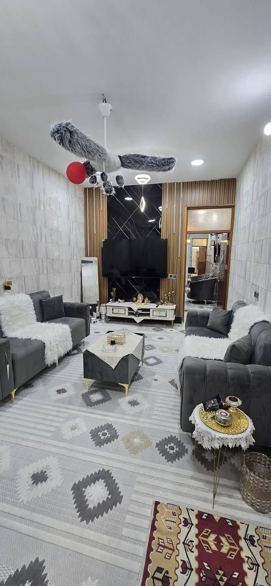 مشتمل مساحة ١٠٠ طابو ملك صرف سكني 
طابقين متكامل 
البناء درجه اولى (البيت متعوب عليه بمعنى الكلمه)
يباع مع الاثاث او بدون
يحتوي على
 استقبال 
وصاله
وخدمات 
وغرفة نوم جوا
وغرفتين نوم فوك 
وخدمات
وصاله 
وبيتونه كبيره
وسطحين 
بغداد / الراشدية 
منطقة الانتصار 
مقابل مستشفى حمادي شهاب
 قبل مرور الحسينيه 
نهاية شارع ابو علي المضمد 
معروض حصرا لدى مكتب الموسوي للعقار
 للإستفسار 
الاتصال على الرقم الموجود
 او زيارة المكتب
 ابو فاطمه الموسوي 

***********
