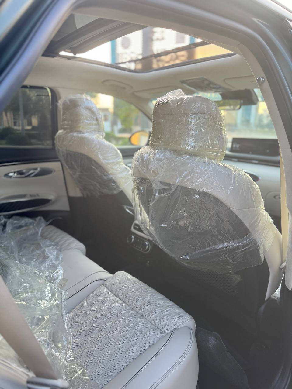 السلام عليكم جنيسيس GV70 ، 2023 (فئة 3.5T Sport)
السعر  320 وبيها مجال( ‭0783 033 5513‬ )

• المحرك: 6 سلندر (V6) سعة 3.5 لتر تيربو مزدوج (Twin Turbo) - القوة الجبارة.
• نظام الدفع: دفع رباعي مستمر (AWD).
• نظام العادم: فتحات عادم دائرية كبيرة (الخاصة بفئة السبورت فقط).
• اللون: مميز جداً (أخضر زيتي مطفي - Matte Green).
• الإضاءة: نظام Full LED أمامي وخلفي بتصميم الخطوط الثنائية.
• السقف: فتحة سقف بانورامية كاملة.:
• المقاعد: جلد فاخر باللون الأبيض الثلجي مع نقشة "Diamond Stitching".
• الشاشات: لوحة عدادات رقمية ثلاثية الأبعاد (3D Cluster) + شاشة معلومات وخرائط عريضة جداً.
• نظام التحكم: ماوس تحكم كريستالي ونظام تغيير وضعيات القيادة.
• الإضاءة الداخلية: إضاءة محيطية (Ambient Lighting) متغيرة الألوان ..
• كاميرات محيطية 360 درجة.
• رادار أمامي للحفاظ على المسافة وتنبيه التصادم.
• نظام الحفاظ على المسار والقيادة شبه الذاتية.
• حساسات أمامية وخلفية.
• ⁠حادثها : الجاملغ الامامي الايمن وربع الدعاميه شرط بدون دواخل و الباب مرجعها BDR 
• ⁠ماشيه 10 ألف ميل كربلاء, العراق
