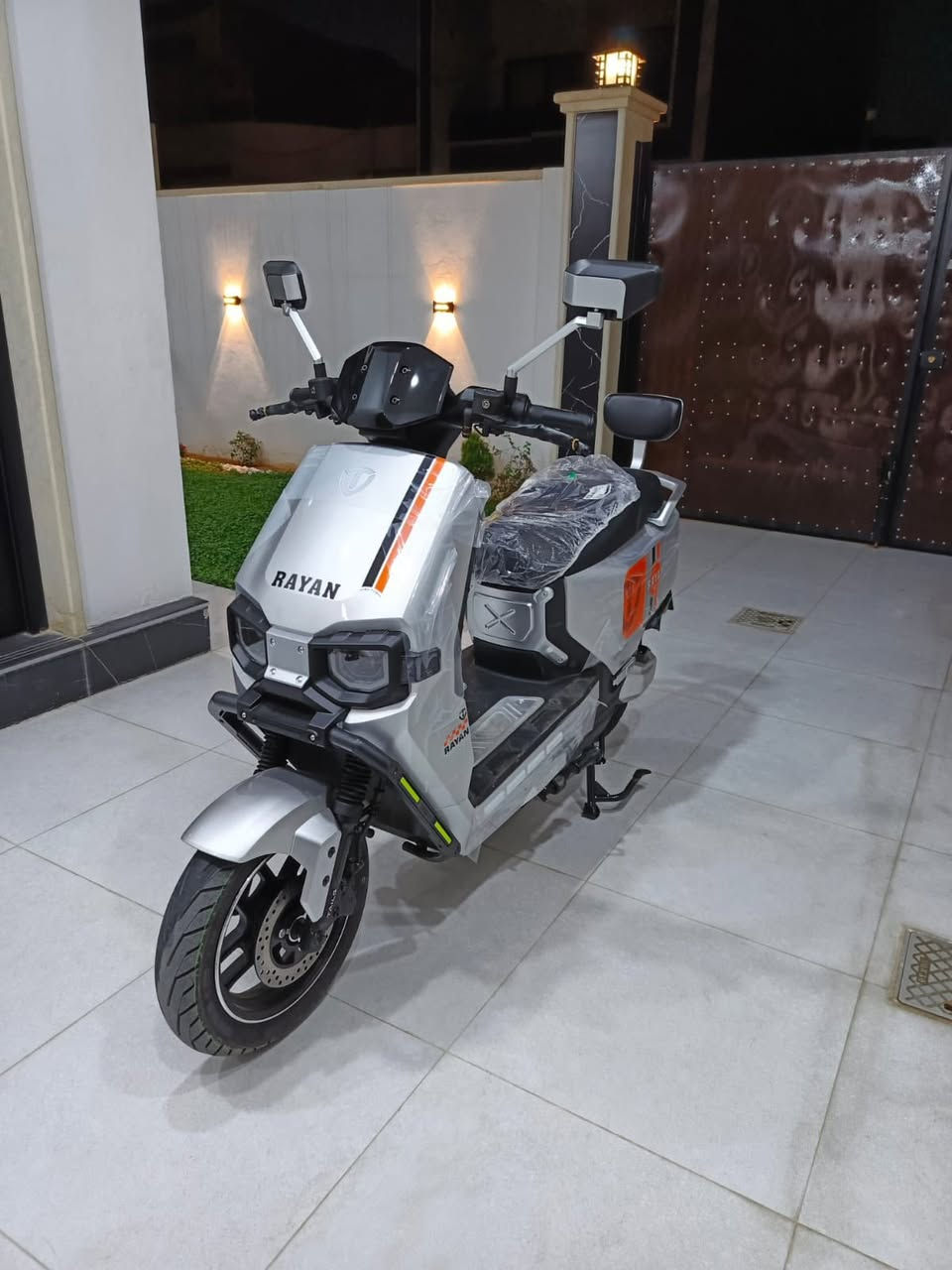 ((للبيع)) 
دراجة الريان RAYAN – وحش الكون

🔋 بطارية كرافين كاربون جل 35 أمبير / 72 فولت

⚡ ملف 2000 واط – سرعة حقيقية 80 كم/

🚀 مدى حقيقي 80 كم

بصمة عدد 2 + تشغيل عن بُعد

🔒 جهاز إنذار ضد السرقة

بريك دسك + دهن ديلات هايدروليك 

🛞 إطارات 12 / 90 / 90

💡 إشارات LED أمامية وجانبية + إشارة رباعية

🔁 إمكانية الرجوع للخلف (R)

🔋 نظام TTFR لإعادة الشحن عند استخدام البريك

مكان// موصل الأيسر ***********
