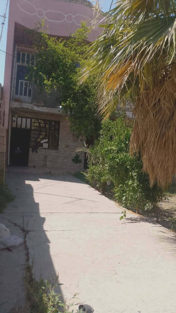 دار للبيع منطقة جسر ديالى العريفية 
زراعي 25 مساحة الدار 300 متر 
استقبال ومطبخ وصالة وربع غرف نوم مع صحيات داخلية وخارجية مع منور يصير مطبخ خارجي للاستفسار الاتصال ع الرقم *********** او واتساب
