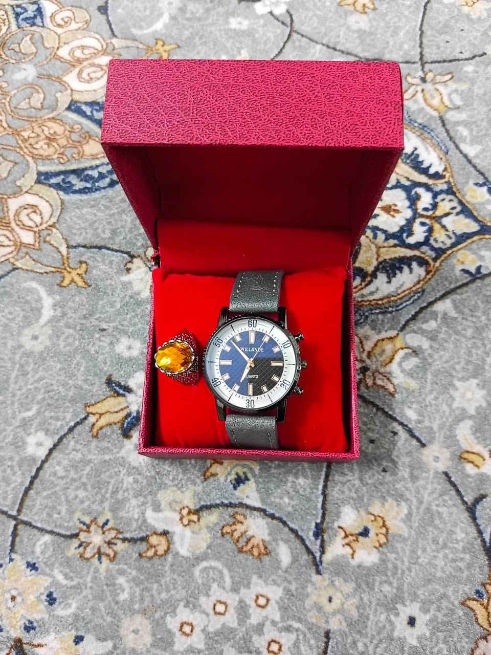 ساعة بشكل راقي ونازك
وغير مستخدمة
السير مالها جلد
يجي وياها محبس هدية بهذا الشكل 
سعر 30 الف مع  توصيل و بيهه مجال


**إذا كنت صاحب هذا الإعلان وتريد حذفه لأي سبب، رجاءا أرسل رسالة إلى الدعم الفني**