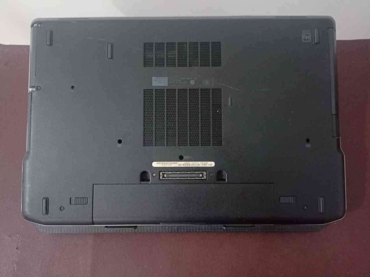 لابتوب جيل الثالث Dell Latitude E6530 i7

لابتوب عملي وقوي من فئة الأعمال – مناسب للدراسة، البرمجة، والاستخدام اليومي الثقيل

 المواصفات:
 المعالج: Intel Core i7-3540M (الجيل الثالث – نواتان / 4 خيوط)
 الذاكرة: 8GB RAM DDR3
 التخزين: 120GB SSD (سريع في الإقلاع وتشغيل البرامج)
 كرت شاشة مدمج: Intel HD Graphics 4000
 كرت شاشة منفصل: NVIDIA NVS 5200M
 الشاشة: 15.6 بوصة HD (تم تبديلها وتعمل بشكل طبيعي)
 الواي فاي: Intel أصلي
 الهيكل: ألمنيوم متين 

 الطاقة:
 شاحن أصلي Dell بقدرة 90W
 بطارية أصلية تعمل بشكل جيد

 هدية:
 ستاند لابتوب (قاعدة رفع/تبريد)

ملاحظات مهمة:
اللابتوب مستخدم ونظيف
يحتوي على كرتين شاشة (موفر للطاقة + أداء أفضل عند الحاجة)
مناسب للطلاب، البرمجة، أنظمة لينكس، والعمل التقني
السعر مناسب مقارنة بالمواصفات والمتوفر في السوق

 السعر: 160 ألف وبيه مجال للشراي
 الموقع: بصرة/شط العرب/كردلان
 للتواصل: ***********
يوجد توصيل لجميع محافظات ب10 
اذا بالبصرة 5
