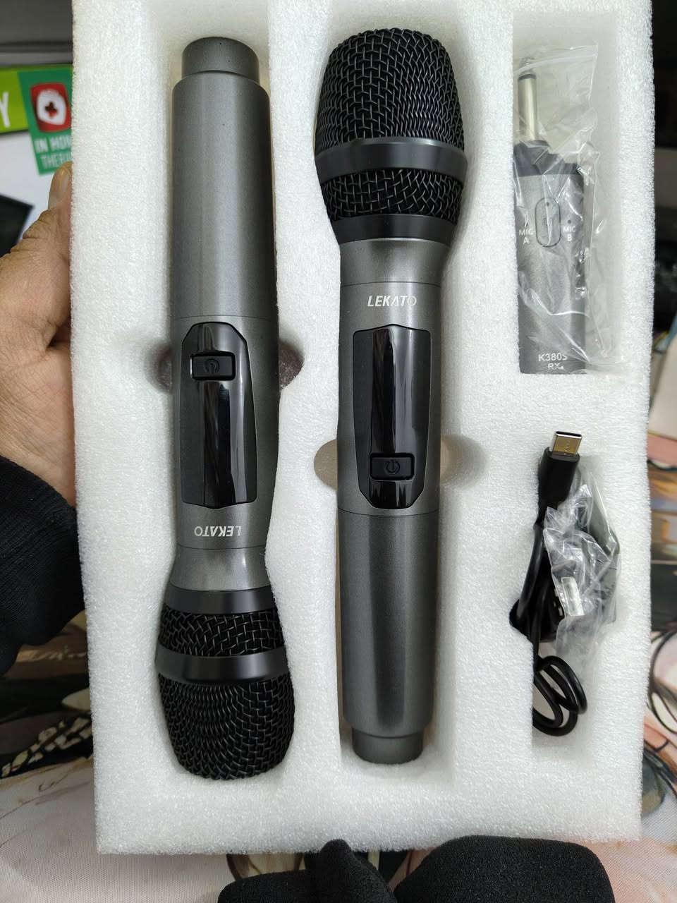 ميكروفونات لاسلكية LEKATO K3805. محمولة وجهاز استقبال صغير (RX). 
يعمل بتقنية UHF، مما يوفر مدى لاسلكي جيد ومناسب للمناسبات  والاجتماعات والخطابات.
يتميز بجودة صوت عالية وتقنية معالجة صوت رقمية.
يأتي مع كابل شحن، ويتميز بسهولة التوصيل والاستخدام
السعر 25 الف
نظام شحن وباتري اضافي


**إذا كنت صاحب هذا الإعلان وتريد حذفه لأي سبب، رجاءا أرسل رسالة إلى الدعم الفني**