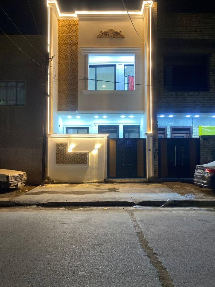 🏡 دار حديثة (صفر) للبيع في بغداد الجديدة - بناء ٢٠٢٦ 🏡
الموقع: بغداد الجديدة - حي الخليج - الشارع العام (قرب مكتبة رعد) - شارع سفن النجاة (وسط الشارع). عرض الشارع 15متر
📌 المواصفات والأبعاد:
 المساحة: 112.5 متر مربع (الواجهة 5م × النزال 22.5م).
 حالة الدار: صفر (جديدة كلياً وغير مسكونة نهائياً).
 التصميم: مدخلين منفصلين | صالة استقبال + هول داخلي مفتوح على البيتونة | 4 غرف نوم | 3 صحيات.
 اللفتاث الفنية: أرضية مرمر بالكامل | محجر زجاجي حديث للدرج.
📞 للاستفسار والمعاينة:
اتصل مباشرة على الرقم: ***********
