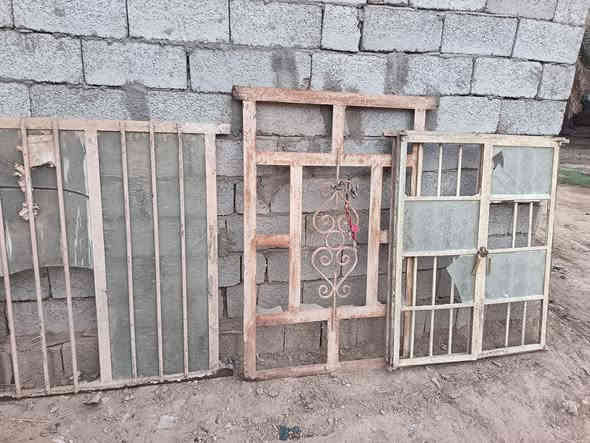 متاح؟؟ اربع بيبان وثلاث شبابيك  مثل مااشوف بعينك الشراي يراسل ويدلل 
***********
