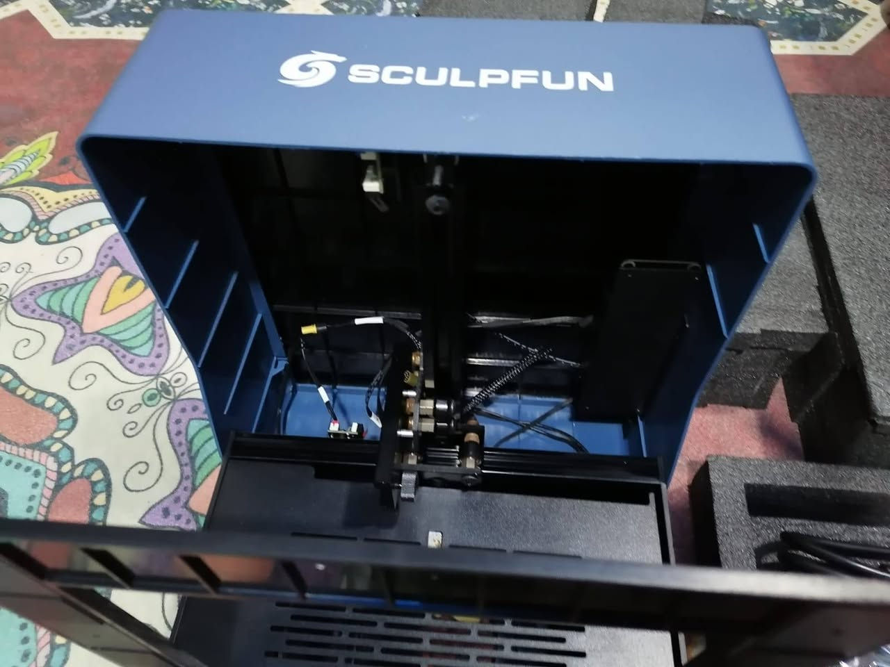 الصورة ماكينة نقش بالليزر من العلامة التجارية SCULPFUN، وتحديداً من سلسلة iCube Pro.
المواصفات والمميزات الرئيسية:
الوظيفة: تُستخدم الماكينة لقطع ونقش المواد المختلفة باستخدام تقنية الليزر.
نظام الفلترة: تأتي مزودة بفلتر دخان مدمج لتنقية الهواء أثناء عملية العمل.
التحكم: يمكن التحكم بها من خلال تطبيق خاص عبر الهاتف الذكي أو الكمبيوتر.
الأداء: تتوفر الماكينة بعدة خيارات من حيث قوة الليزر، مثل 5 واط في موديل iCube Pro أو 10 واط في موديل iCube ProMax.
التوافق: تدعم العمل مع الملحقات المختلفة مثل المحور الدوار (Rotary Chuck) لنقش الأجسام الأسطوانية.  خوان بيه نقص القاعد الوسط  والجامه الواقيه  شغاله شغاله


**إذا كنت صاحب هذا الإعلان وتريد حذفه لأي سبب، رجاءا أرسل رسالة إلى الدعم الفني**