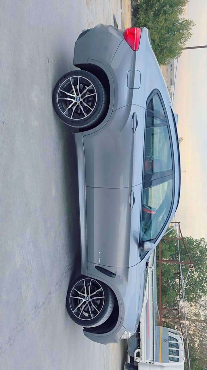 خمس كامرات
حساس جانبي 
حساس 360 درجه 
خمس بردات  
اربع ابواب شفط 
جنطه كهرباء 
هندبريك دكمه 
اوتو هولد 
شاشه عربي 
كشنات كهرباء وخزن 
شفتات ستيرن 
فتحه سلايت 
اشاره ترحيب 
داته شو 
دخول ذكي 
مري شفط وهيتر 
سعر 35000 
350 ورقه.  بيها مجال 
مكان السيارة بغداد الكراده. او محموديه. 
***********.  علي سياره باسمي 
أربيل رقم جديد  
سياره ماشيه 160
مكينه n55
