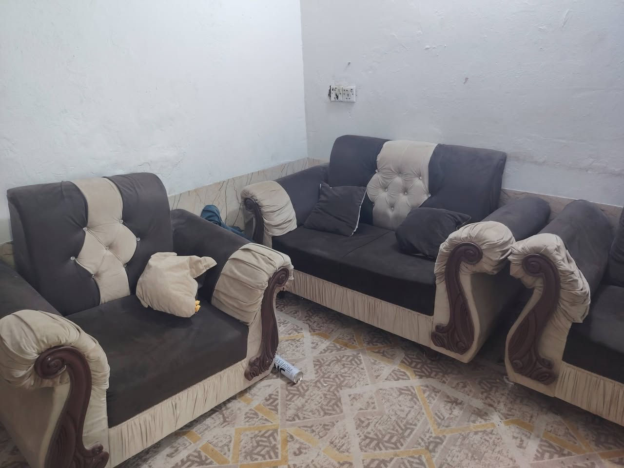 السلام عليكم تخم للبيع بي ضرر بسيط خلع بيدتين بس قيم وخد عنواني الشعب الديوان ***********
