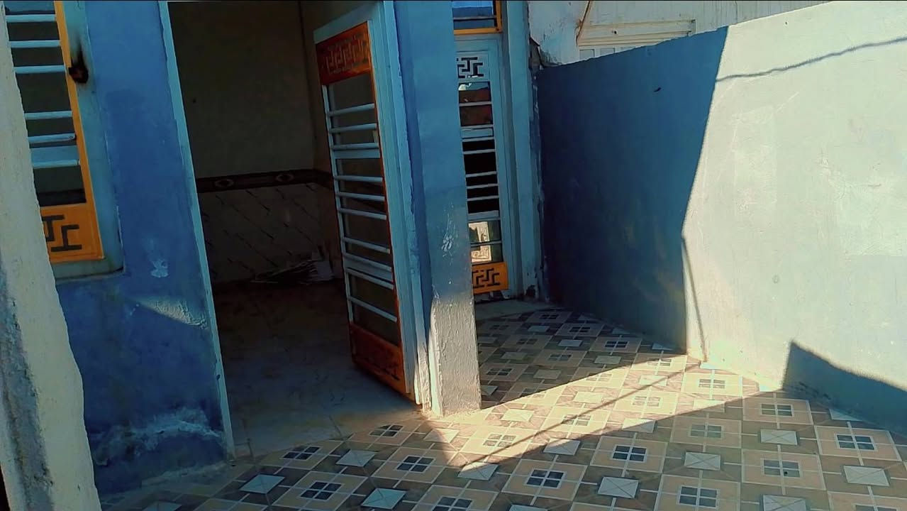 بيت للايجار مساحته 👈 100م
( غرفه ___ هول ___ مطبخ ___ استقبال ___ صحيات ___ ممر ___ السقف صب كونكريت ___ الارضية سيراميك ) 

#الخدمات 👇
1 كيبل ضوئي انترنت ✅ 
2 مي بدون ماطور ✅ 
3 مولد ذهبي ✅ 
4 الارضية سيراميك ✅ 
5 السقف صب كونكريت ✅ 
6 استلام مباشر ✅ 
7 عرض الشارع 7م ✅
8 ثالث بيت ع شارع التبليط الرئيسي مال المنطقه ✅ 

سعر الإيجار 👈 ( 150 الف ) 
#للاستفسار__مراسله__الصفحه
