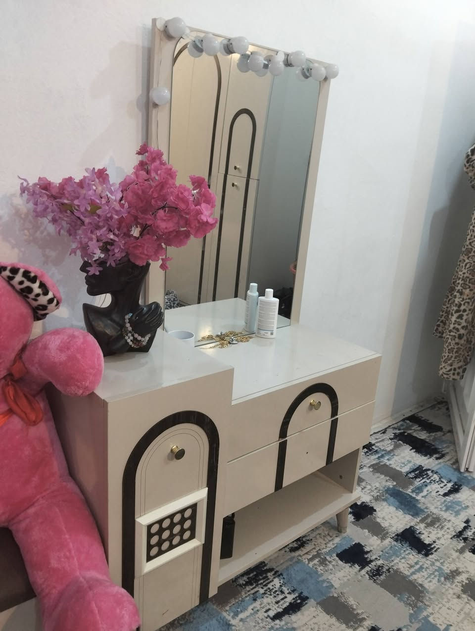 غرفة للبيع 5 قطع جديدة مصار سنه ماخذيهه بمليون من الشرقيه وهسه اريد اتحول ودابيعهه ب450 نضيفه فول مابيهه اي ضرر


**إذا كنت صاحب هذا الإعلان وتريد حذفه لأي سبب، رجاءا أرسل رسالة إلى الدعم الفني**