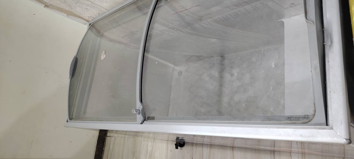 مجمدات عدد ٣ عارضات تجميد ٢ و واحدة مجمدة صغيرة مثل ما موضح بالصور جديدة ١٠٠٪ استخدام ٥ شهور فقط ابيعهن كلهن سوة بسعر مليون و٢٥٠ العنوان بغداد حي الجهاد للتواصل ***********
