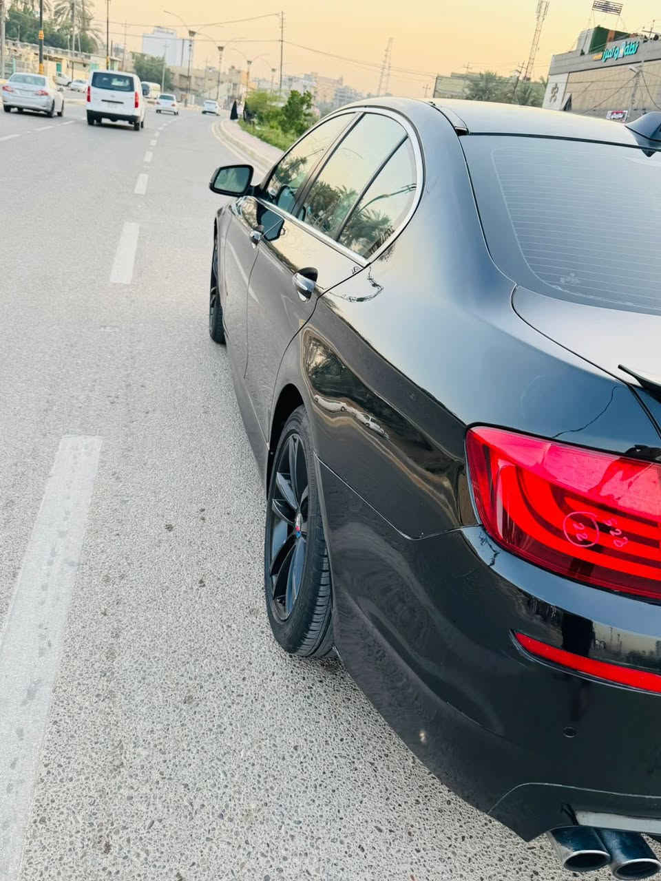BMW 
F10 
528i
وكلت العروش 

————————-
سنت الصنع  2012

الموصفات 
فتحه 
كشن كهرباء + سترين كهرباء 
+ شفتات سترين
مثبت سرعه 
+ قفل سرعه
ذاكرت كشن 
تبريد منفصل 
قطعتين تبريد
شاشه تبريد منفصله
شاشه كبيره 
مري طي 
وضعيات قياده 
ايكو + سبورت + سبوت بلاص 
صندوك كهربائي 
اضائه قبضت الباب 
ابواب شفط 
كير كوبره 
لايت LD
السياره خليجه و بيه بعد هوا موصفات
السياره بيه قطعه وحده

***********
سعر السياره 165
