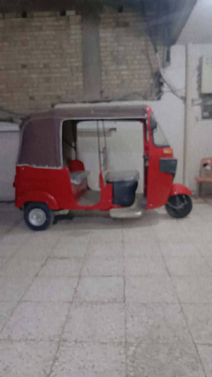 سلام عليكم شباب تكتك البيع موديل 17 تكتك كلش حلو معمر عام مكينه خير من الله حلوه وناعمه كبل الشارع السعر خاص مرقم كامل 
الرقم بس واتساب ***********
