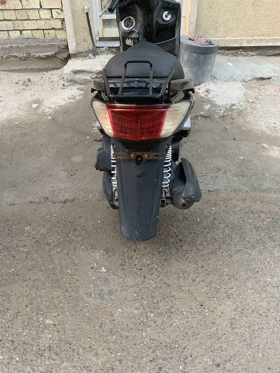 السلام عليكم دراجه سكنس فحل للبيع كامله كلها شغاله مكينه ناعمه كابريتر نكره سلف كلها شغاله كفرات بلاديه مكاني بغداد الخطيب السعر 550 تواصل ***********فقط وتساب اتصل
