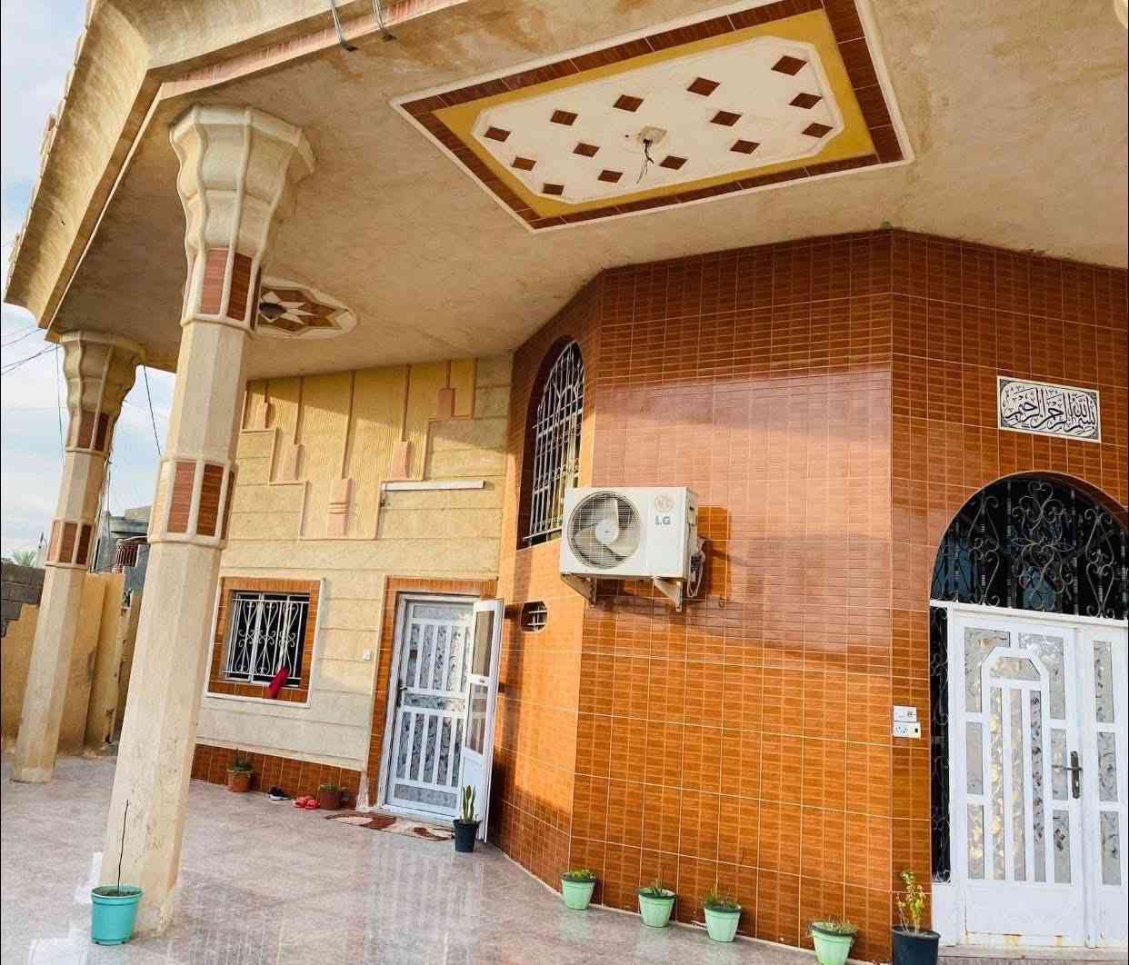 بسم الله الرحمن الرحيم
دار للبيع ركن
المساحه 400
طابو صرف 
بناء طابوق 
رباطين 
بناء عالي عن الشارع 
يتكون من ثلاث غرف +استقبال+ وكيندور + صاله كبيره 
مطبخ 5x5 
صحيات داخليه وخارجيه 
كراج ومخزن معزول عن البيت 
مع حديقه 
حديقه عامه بجانب البيت 
سيراميك ارضيه وجدران 
4 سبالت مع البيت 
فقط يراد صبغ الواجهه 
الموقع منتزه القمه الترفيهي  بلقرب من الشارع العام 
السعر 90 مليون 
الرقم 
***********
***********
